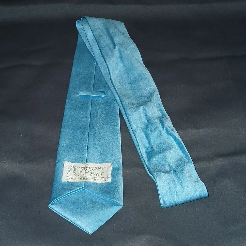 Forever Pours International tie light turquoise EUC